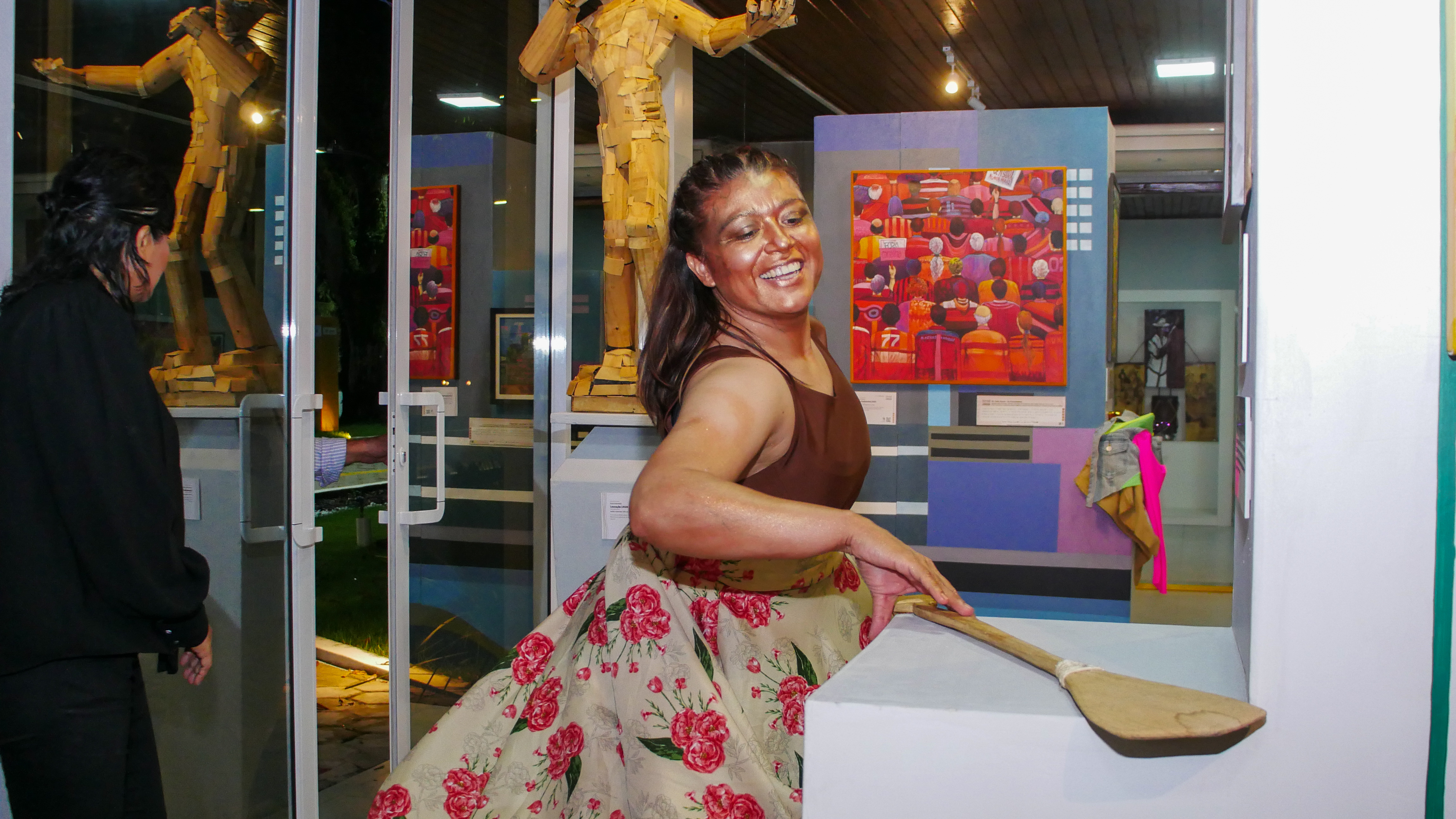 Exposição Além dos Verdes — performance com traje típico