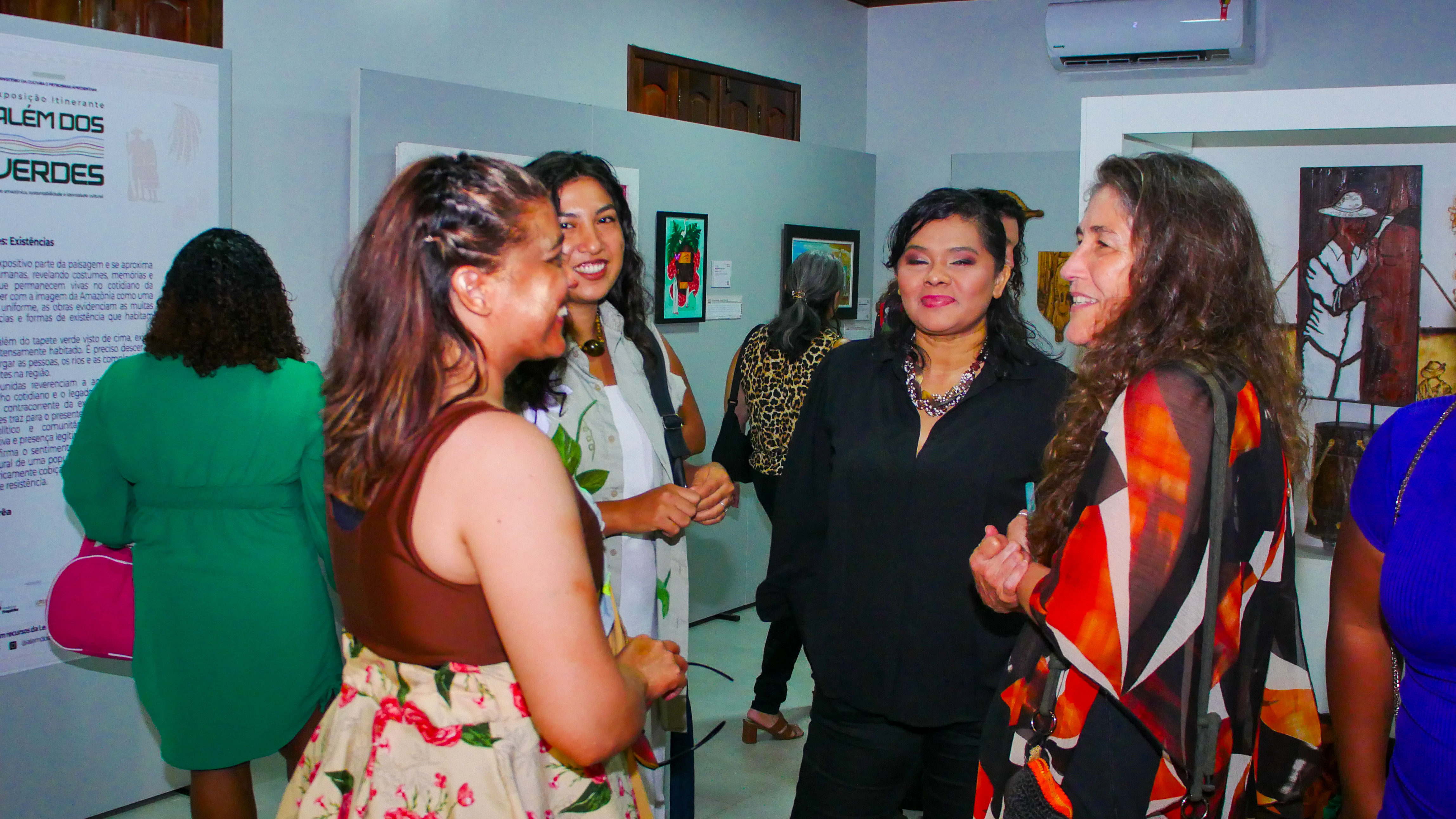 Exposição Além dos Verdes — convidadas conversando durante a abertura